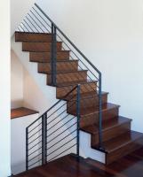 Деревянная лестница с металлическими перилами